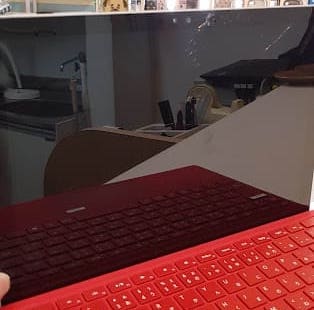 Microsoft　Surface　Pro4画面ちらつきを画面修理で直している