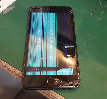 剥がれて壊れたiPhone7
