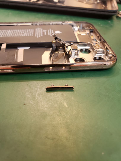 iPhone11promaxスリープボタン交換修理