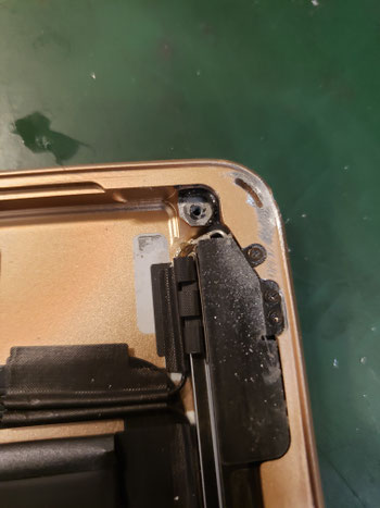 iPad6フレーム凹凸を切除