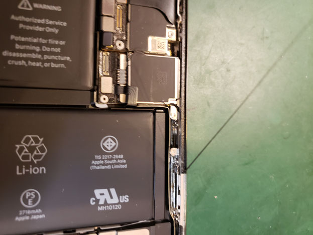 iPhoneX画面修理のシールテープ除去