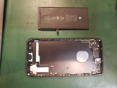 バッテリーを取り外したiPhone7Plus