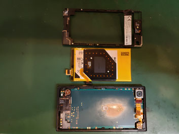 ブラケットとバッテリーを取り外したXPERIA Xcompact