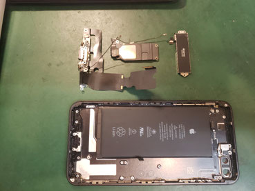 充電ケーブルにラウドスピーカーとバイブレーションを取り外したiPhone7Plus