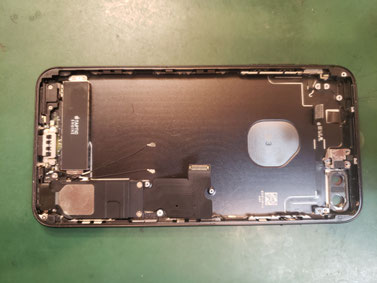 充電ケーブルを取り付けたiPhone7Plus