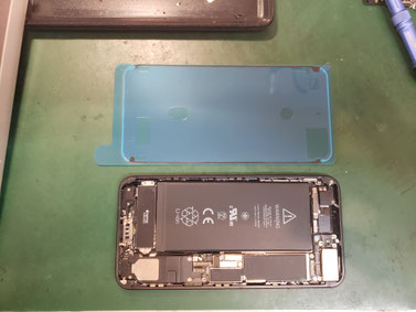基盤も戻しフロントパネルシールを取り付けたiPhone7Plus