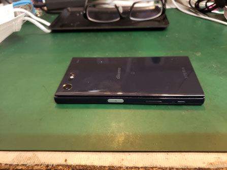 XPERIA Xcompactバッテリー膨張バックパネル浮き