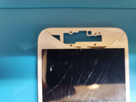 ガラスが剥がれたiPhone8のコピーガラス