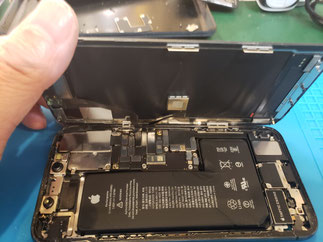 ディスプレイを外し内部確認中のiPhone11PRO