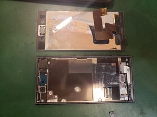 フロントパネルを取ったXPERIA XZ1
