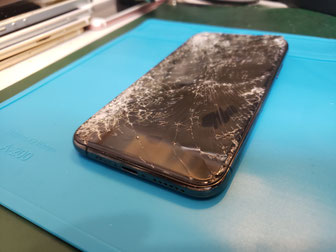 一部光が漏れる様にしか点かないディスプレイのiPhone11PRO
