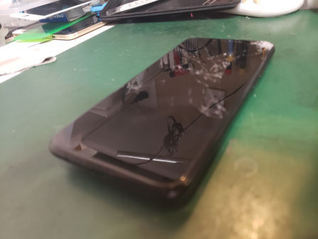 Galaxy S10+のバッテリーが膨張してバックパネルが浮いている