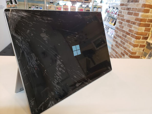 Surface Pro7画面割れしている