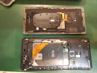 バックパネルを取ったXPERIA XZ3