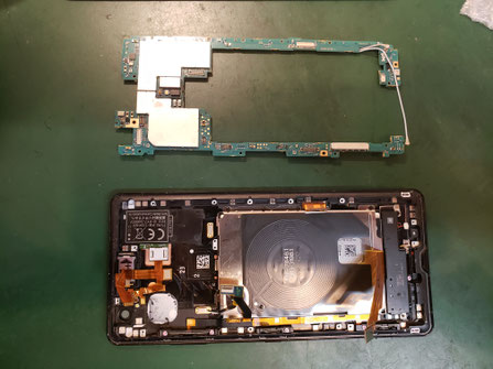 基盤を取り外したXPERIA XZ3