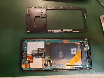 基盤ブラケットを外したXPERIA XZ3