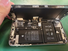 ディスプレイをフレームから外すiPhone XS MAX