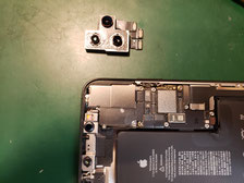 交換したバックカメラユニットとiPhone11ProMAXの内部