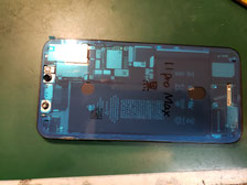 画面シールを皺やよれなく取り付けたiPhone11ProMAX