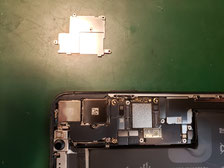 iPhone11Pro MAXバックカメラカウリングの取り外し