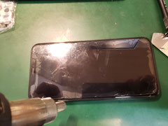 iPhone11ProMAXの画面を暖めてテープの粘着力を落として取り外す