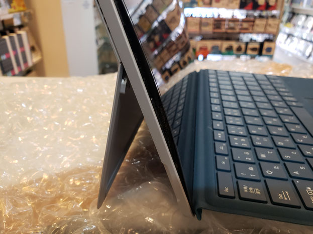 Surface Pro4 膨張したバッテリーが画面を押し上げている Surface Pro4 膨張したバッテリーが画面を押し上げている