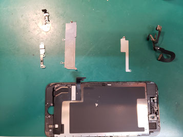 フロントカメラセンサーにほーむぼたんと遮蔽シンクカバーを移植中のiPhone SE3