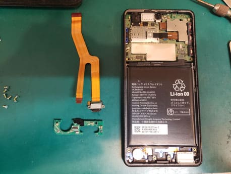 SONY XPERIA 10 IIIのディスプレイ取り外しのため、スピーカーカバーを外したところ