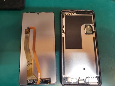 SONY XPERIA 10 IIIのバックパネルを取り外した状態