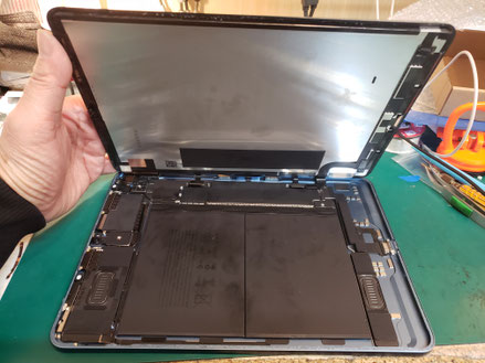 iPad Air 5のフロントパネルを取り外した状態