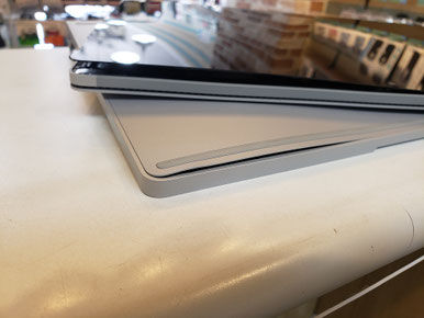 surface Book 画面とキーボードの両方の バッテリー膨張で画面と裏蓋が浮いている