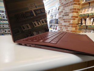 surface laptopのキーボードを上下分割するように浮いている