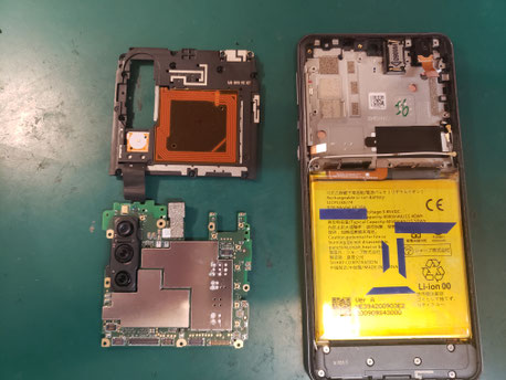 マザーボードに繋がるケーブルフレックを取り外したSamsung Galaxy S22 ultra