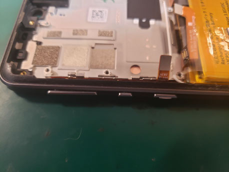 新品のバッテリーを取り付けたSamsung Galaxy S22 ultra