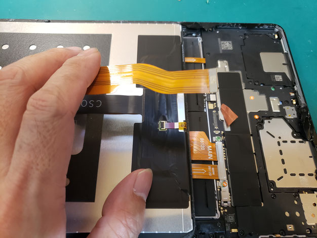 ケーブルカウリングを外してケーブルを分離しているXiaomi Pad 5