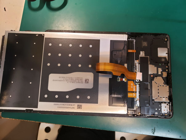 画面接着をとり、反転させてケーブルカウリングを出したPad5