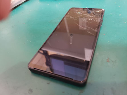 SONY XPERIA 1 Ⅲが落下原因で画面のガラスが割れてしまった SONY XPERIA 1 Ⅲが落下原因で画面のガラスが割れてしまった