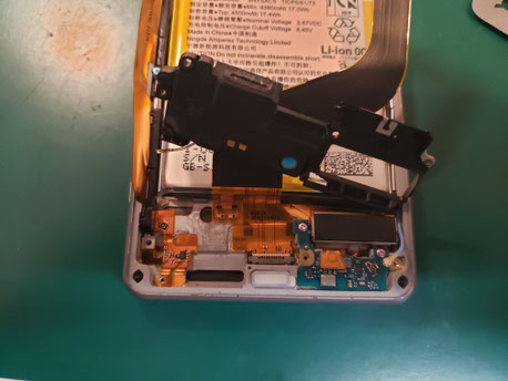 SONY XPERIA 1 Ⅲのスピーカーを外してサブボードとバイブレーターみえる状態