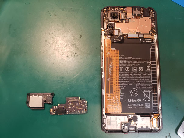 外部スピーカーとサブボードを取り外した Xiaomi Redmi Note 11 Pro