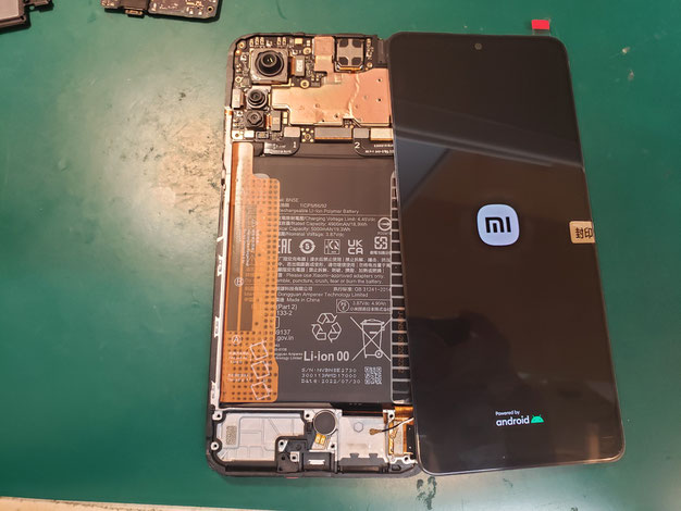 新しいディスプレイを仮付けして動作確認している Xiaomi Redmi NOTE 11 Pro
