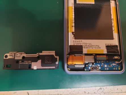 SONY XPERIA 10 Ⅲ のスピーカー付きサブボードカウリングを外したところ