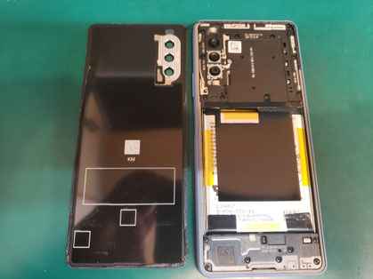 SONY XPERIA 10 Ⅲ のバックパネルを取り外した状態