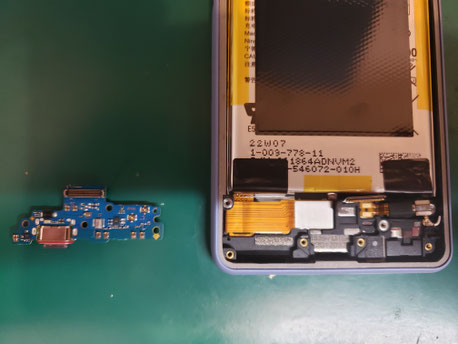 SONY XPERIA 10 Ⅲのサブボードを外した状態