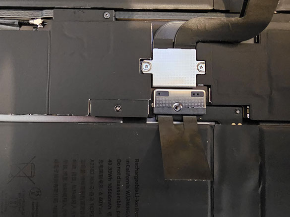 バッテリーターミナルを絶縁して電源供給をストップさせたiPad Pro 12.9インチ 第5世代