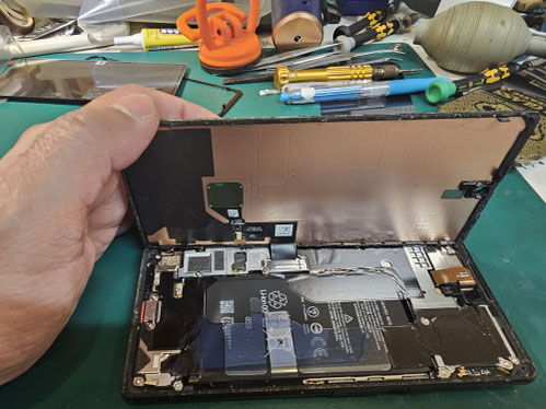 フロントパネルを取り外したGoogle Pixel 6