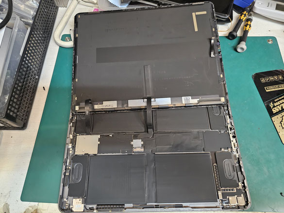 接着を外してディスプレイを反転させたiPad Pro 12.9インチ 第5世代