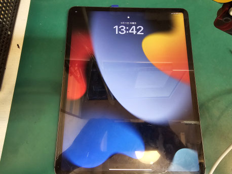 新品のバッテリーを取り付けたSamsung Galaxy S22 ultra