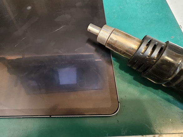 シートヒーターとヒートがんで温めて画面を外しているiPad Pro 12.9インチ 第5世代 シートヒーターとヒートがんで温めて画面を外しているiPad Pro 12.9インチ 第5世代