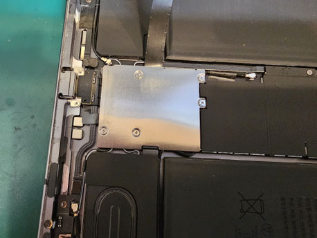 iPad Pro 12. 9 インチ第5世代のマザーボード中央部のケーブルカウリング