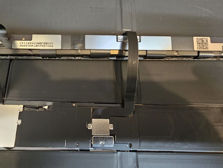 iPad Pro 12. 9 インチ第5世代のマザーボード中央部のケーブルカウリング